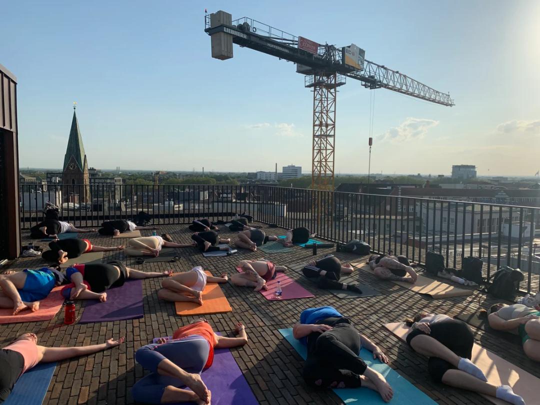 Yoga auf dem Dach