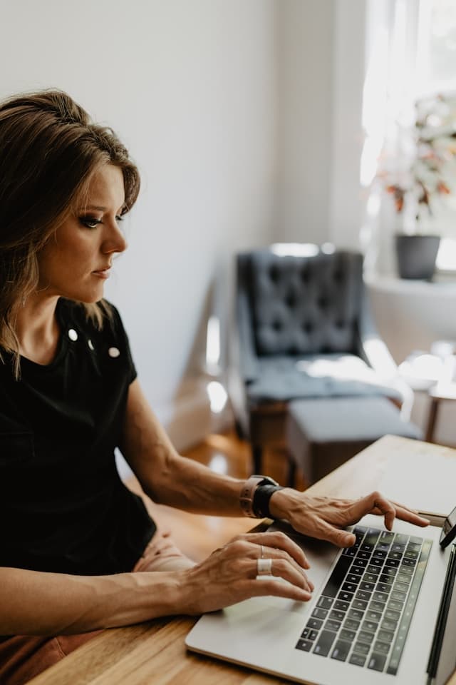 Zufriedene Workshopleiterin bei der Arbeit mit Lokale Momente